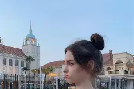 韩红“走个面儿”翻车后关闭评论区她很有可能抑郁症复发！更有可能变成又一个“冯小刚”！