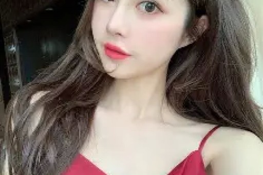 62岁皮特带32岁女友秀恩爱朱莉女儿近照曝光疑似出柜女舞伴