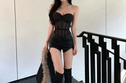 小马云疑有网红女友对方长相漂亮身材好俩人当众亲吻毫不避讳